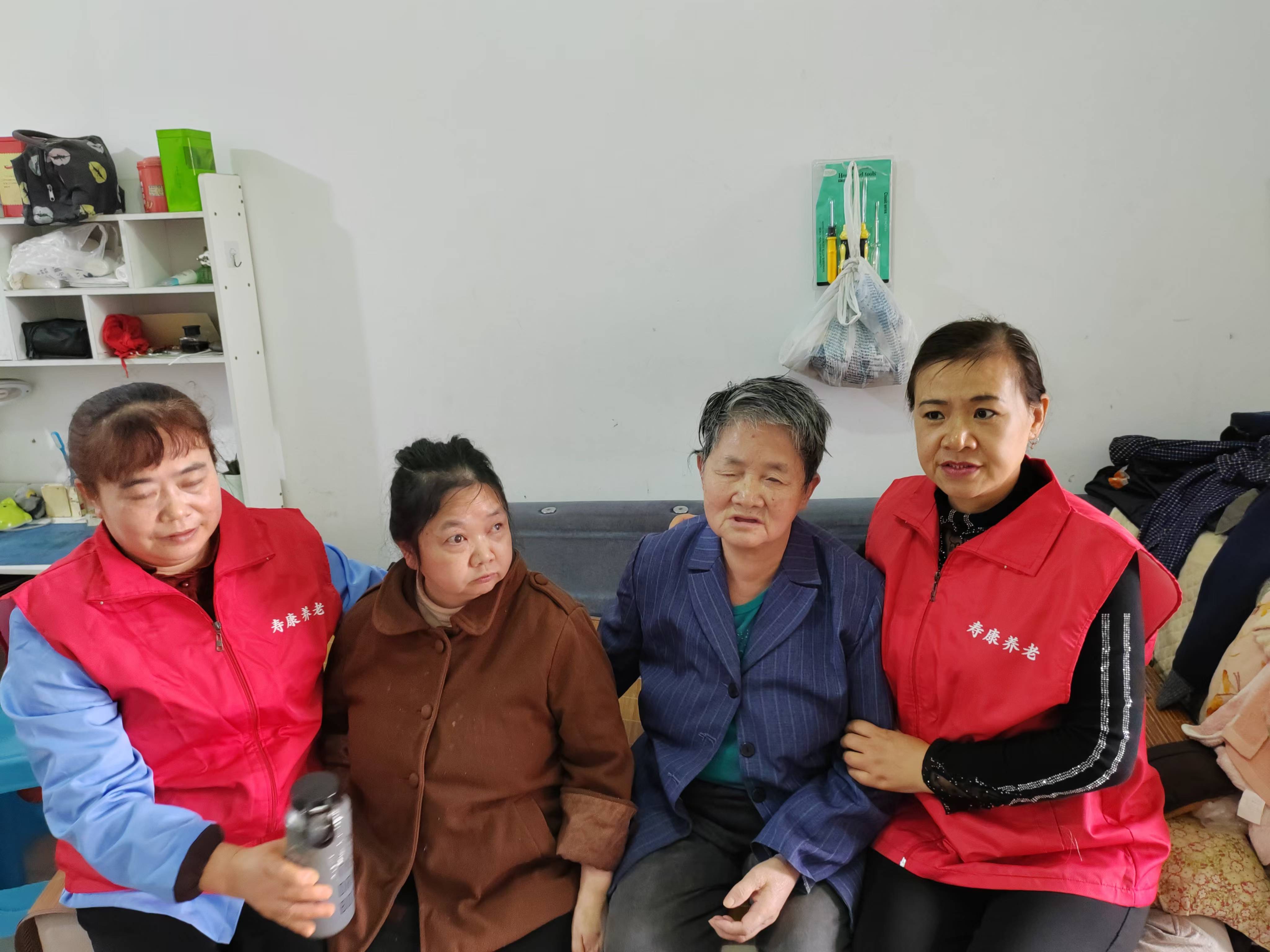 关爱失明老人，转达温暖实力